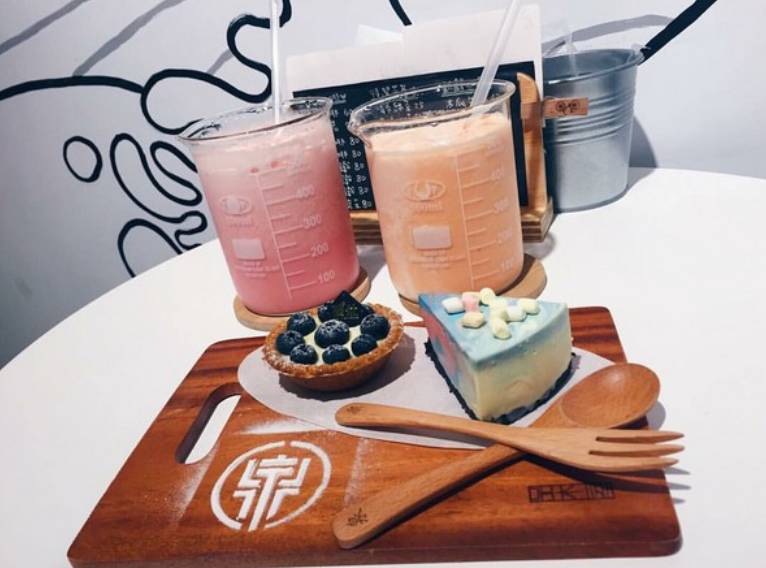 這個(gè)店的漸層飲品不僅滿足了顧客的少女心，還讓自己調(diào)配