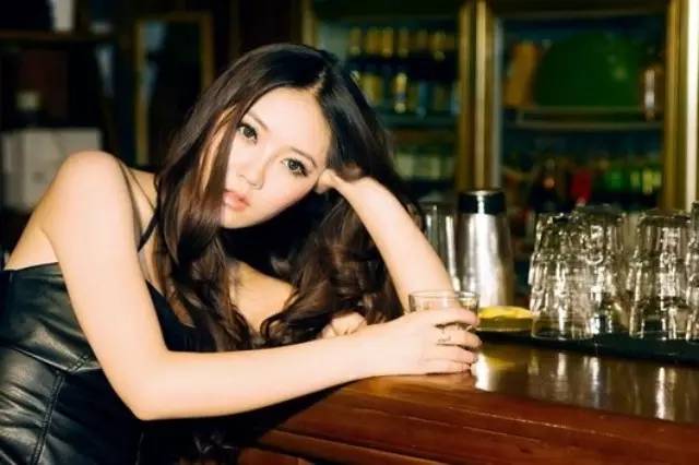 傳奇 | 那位性感酒托女，竟把我?guī)У缴蠉u咖啡...