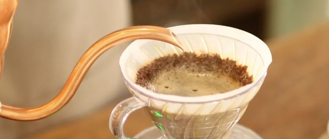 分段式注水時，是等咖啡液流干了再注水還是流到一半就注水？